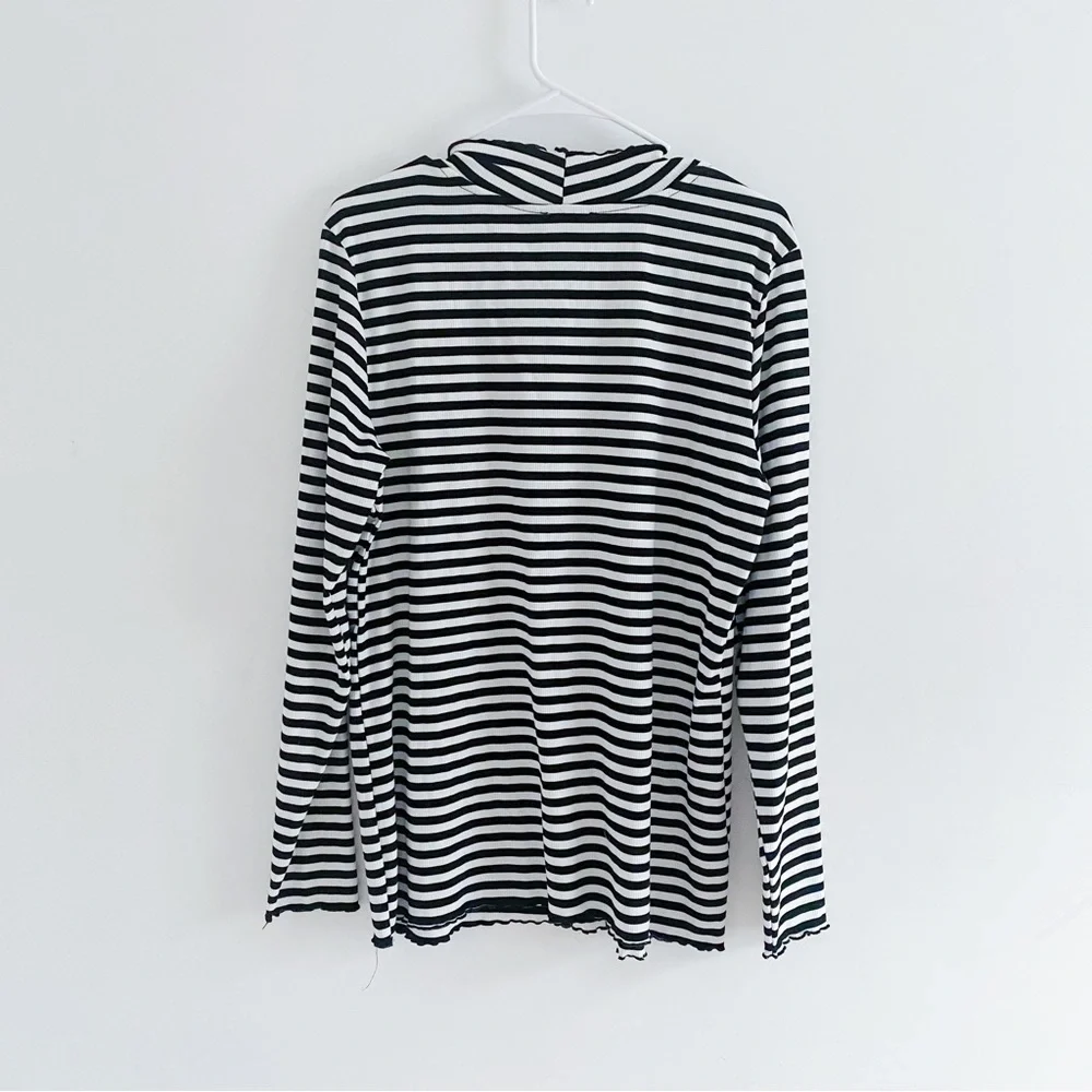 Hot Topic B+W Striped Yin Yang Top - Picture 3 of 6